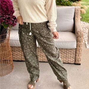 New! Deep Green Floral Print Women's Barrel Pant, Medium